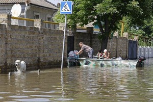 因卡霍夫卡水电站大坝遭袭击受损，当地遭受水灾，民众疏散撤离。（图：互联网）