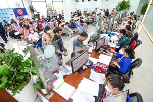 民众在守德市土地领域卷宗接收与结果退还部门办手续。