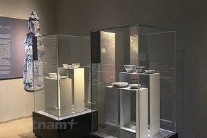 越南政府副总理陈红河于2023年1月30日签发将青花五爪龙纹盘、玲珑瓷7件套公认为国家级宝物的决定。宝物七件套包括两碗五盘等。（图：Vietnam+）