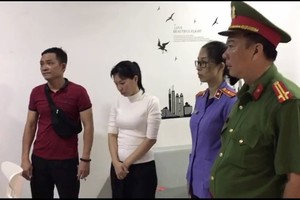 非法取得逾4万1000亿元的高利贷团伙的女嫌疑人（左二）被捕。