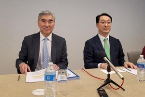 当地时间6月12日，在华盛顿，韩国外交部韩半岛和平交涉本部长金健（右）和美国国务院对朝政策特别代表星·金举行磋商，并在会后与韩国记者座谈介绍磋商结果。（图：韩联社）