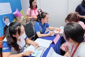 某一招聘会现场接受求职者前来应聘。