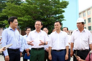 市委书记阮文年实地考察“参良-滨桔-水涨涌流域基础设施建设-环境整饬”项目。（图：进力）