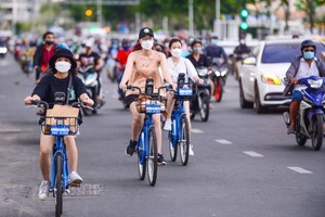 在第一郡中心骑自行车的年轻人