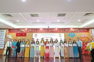 14名最优秀的教师荣获市教育与培训厅长颁授纪念章和奖状。（图：秋心）