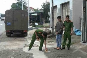 被抓获的匪徒吴清庄（中）。（图：玉福）