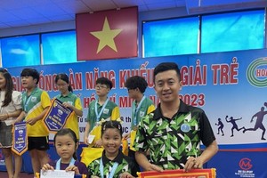 华人小学生汤千怡(中)夺得7至9岁组单打冠军。