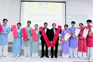 文献大学执行经理邓青武（左五）和该校外语系副主任赖开荣（右五）与大学生合照留念。