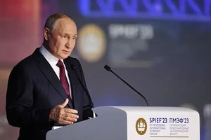 俄罗斯总统普京16日在圣彼得堡国际经济论坛会议上发表讲话。（图：Sputnik）