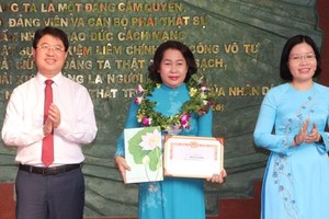 富润郡委书记范鸿山表扬模范街区支书。