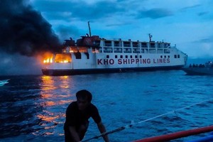 这是6月18日在菲律宾保和省海域拍摄的起火渡轮。（图：新华社）