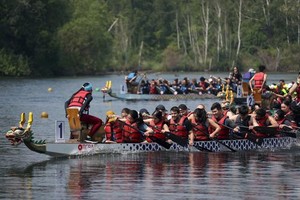 图为参赛队伍在安大略湖展开竞渡。（图：互联网）