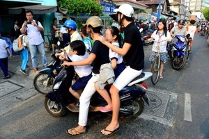 绝对不允许儿童在车子前坐立