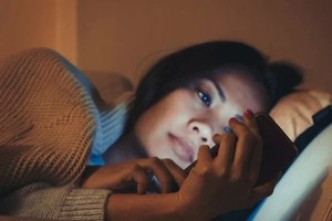 专家教你躺着看手机正确姿势