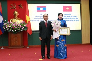 承老挝人民革命党及国家领导的委托，老挝人民革命党中央委员坎康（左）向太原省委书记阮清海颁授二等自由勋章。（图：太原报）