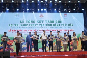 组委会向水果艺术造型的艺人颁奖。