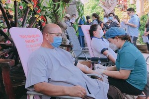 众多僧尼、佛教信徒、民众在守德市福祥寺参加捐血活动。