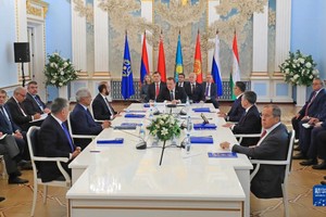 这是6月20日在白俄罗斯首都明斯克拍摄的集体安全条约组织（集安组织）外长理事会会议大范围会谈现场。（图：新华社）