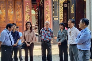 越南文体与旅游部文化遗产局局长黎氏秋贤（右五）和考察团在义安会馆理事会代表的陪同下考察该会馆紧急修葺的项目。
