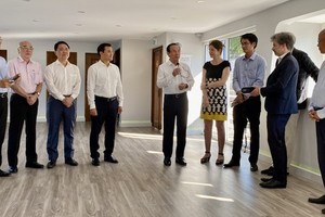 本市高级代表团访问法国