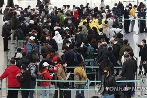 2020年3月6日，在仁川国际机场第一航站楼，韩国法务部出入境服务中心前挤满了等待申请自愿离境的非法居留外籍人员。（图：韩联社）