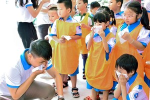 各孩子参加由越思想生活技能培训中心组织的逃生技能活动。