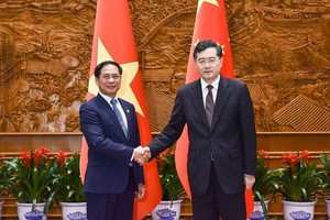 越南外交部部长裴青山（左）与中国国务委员兼外交部长秦刚。（图：外交部）