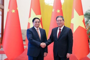 越南政府总理范明政（左）与中国国务院总理李强。（图：VGP/日北）