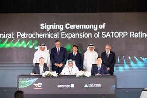当地时间6月24日，现代建设公司与沙特阿美签署“Amiral”石化设施项目合同。图为签约现场。 （图：韩国国土交通部）