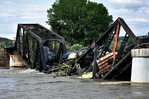 美国蒙大拿州斯蒂尔沃特县火车脱轨事故现场。（图：互联网）