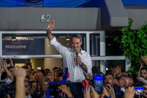 6月25日，希腊新民主党领导人基里亚科斯·米佐塔基斯在雅典与支持者庆祝该党派赢得选举。（图：新华社）