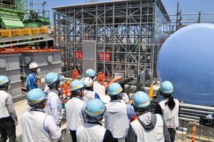 东京电力公司向媒体展示福岛第一核电站处理水排海设备。摄于6月26日下午。（图：共同社）