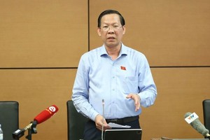 市人委会主席潘文迈。