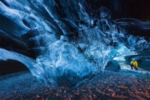 自然奇景的蓝冰洞。