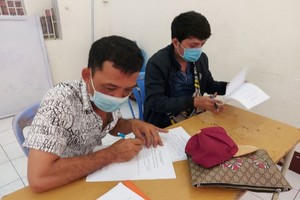 Asia Garment有限责任公司工人办理提告拖欠社保费企业的手续以索取权益。