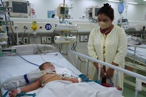 一名重症手足口病童在市第一儿童医院接受治疗。