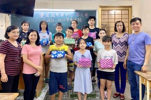 各位老师向学生颁奖以示鼓励。