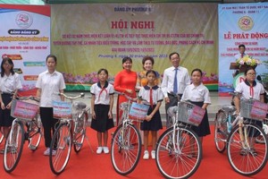 越华贫困学生获赠送自行车。