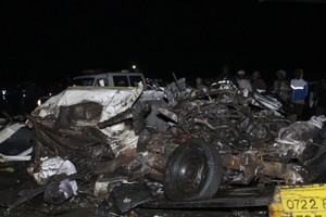 肯尼亚西北部发生严重车祸，涉事车辆严重损毁。（图：AP）