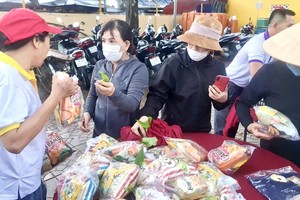 以树叶“购买”日用品与食物