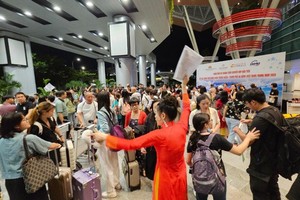 图为7月3日晚，一批中国游客抵达岘港机场。（图：阮秀）