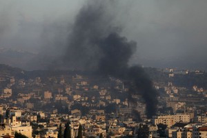 7月3日，在约旦河西岸北部杰宁地区，以军空袭后浓烟升起。（图：新华社）