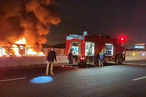 卡车在永好-藩切高速路起火