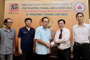 越南象棋联团秘书长范鸿青感谢赞助商芳庄公司。