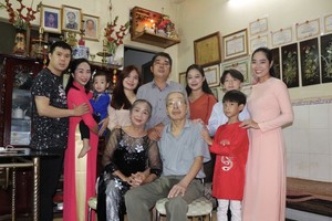 家住第十郡黎氏明惠一家三代欢聚一堂。