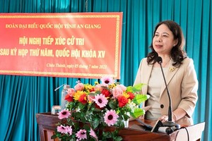 国家副主席武氏映春在选民接触会上发表讲话。