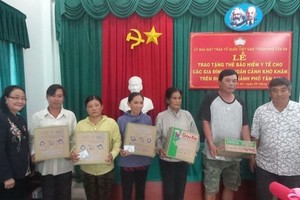 新安市华人与侨胞送医保卡