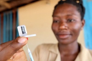 在加纳的大规模疫苗接种活动中，一名卫生工作者手持疟疾疫苗注射器。（图：世卫组织）