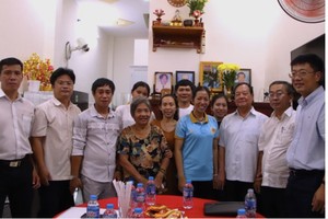 第八郡领导向李氏莲一户移交“温情屋”工程。