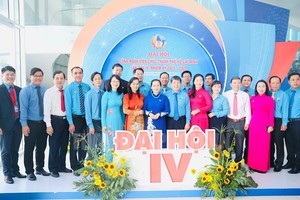 市人民议会主席阮氏丽和与会代表合影。（图：越勇）